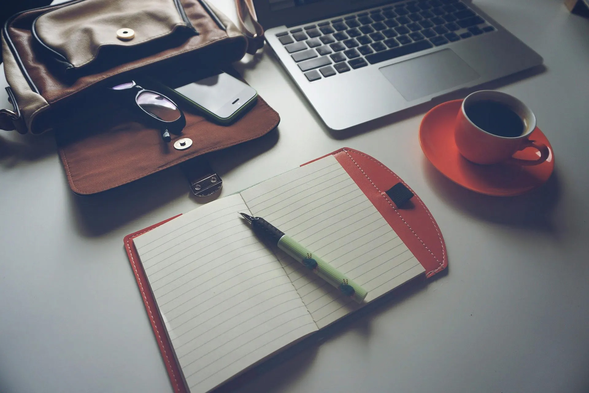 Arbeitsplatz mit Notizblock